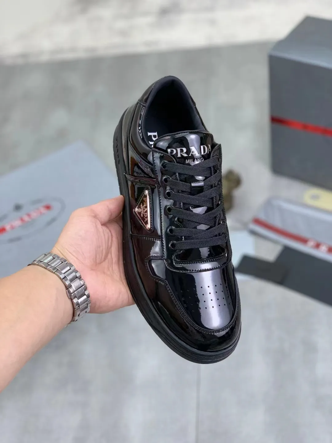 P380 Yuan 38-45 Prada Prada’s new men’s leather sports shoes, the highest version on the market, any comparison is welcome🆚! The original leather has excellent texture and is super high-end! Fetal sheep net lining imported from Italy, removable pad! Luxurious materials and fine workmanship, highly recommended!